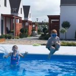 Domki letniskowe Palm Rogowo basen jako atrakcja dla dzieci