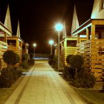 Domki letniskowe Palm Rogowo osrodek jest podswietlany noca